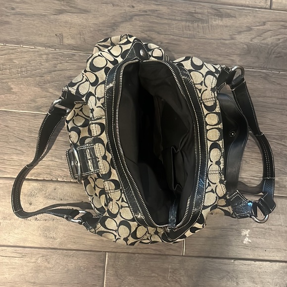 Coach Purse. Fabric with Signature pattern. - Picture 4 of 4